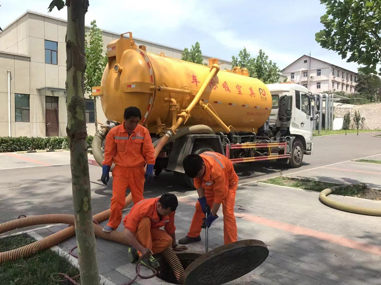 闵行管道疏通车停在窨井附近